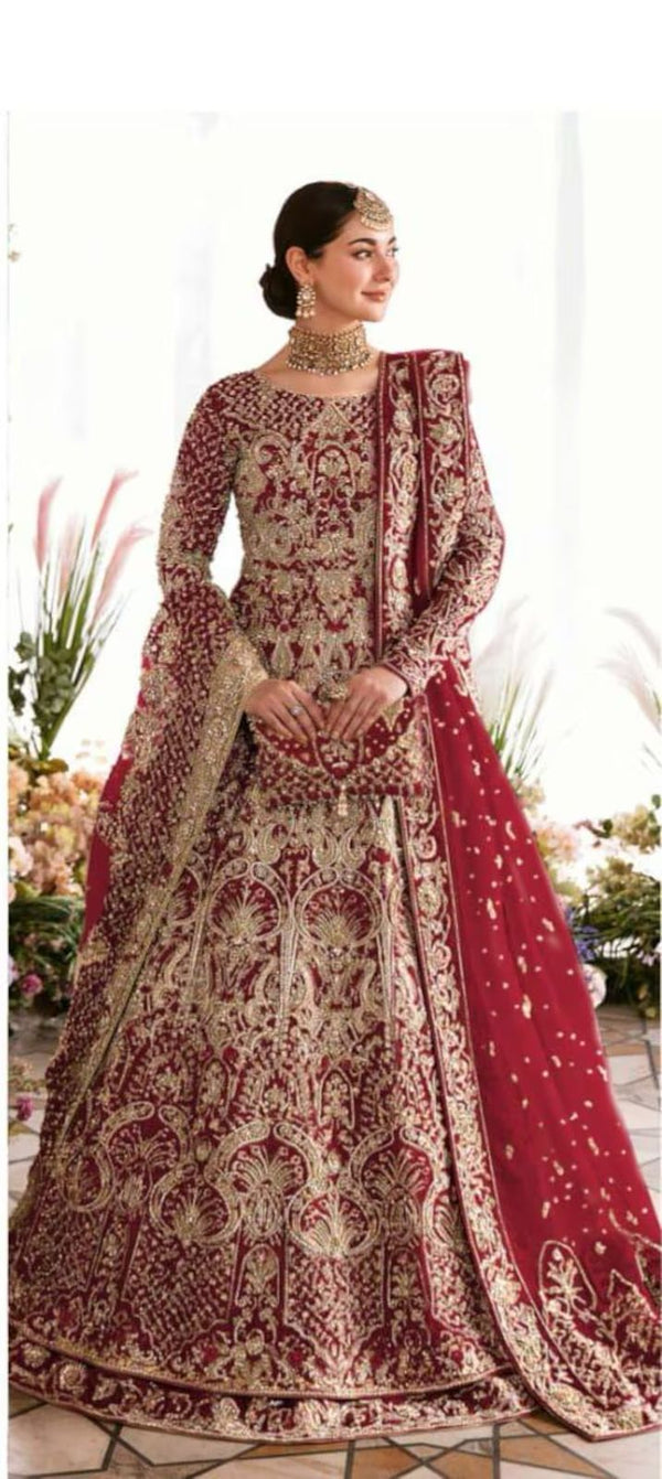 “Minha” is all about delicacy personified on a nude colored net pishwas, which exhibits heavenly embellished geometric and floral patterns, adorned with rich, magnificent details. Paired with a silk lehanga, with fully embellished exquisite border along with delicately paired with organza dupatta with four sided embellished border and extended pallu and booti spray. Moreover, a beautiful light champagne luxe net veil with pearls spray and four-sided intricate border has been added to give a goddess look to 